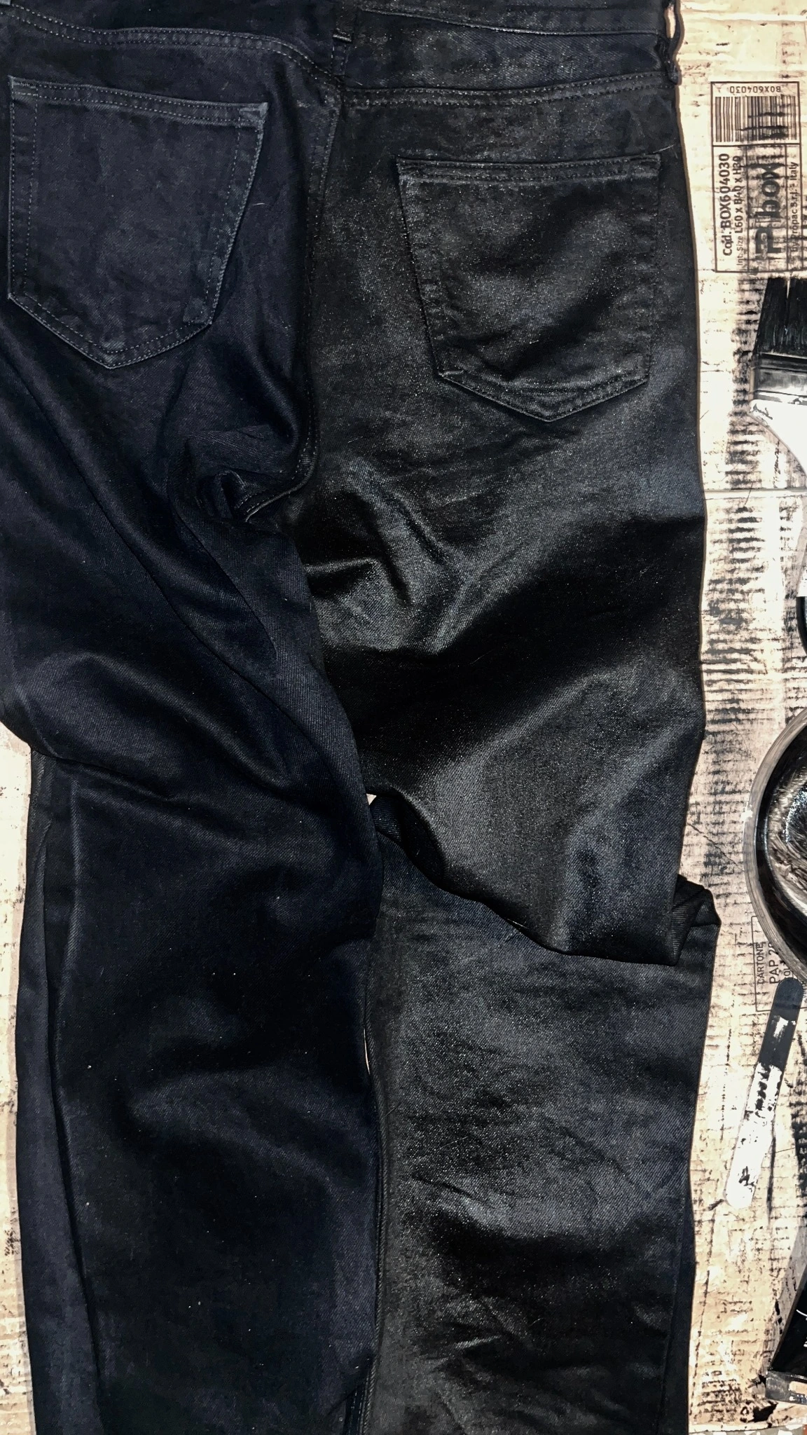 Denim — OVERMOLD — Pittura manuale in nero e verde e finitura lucida.