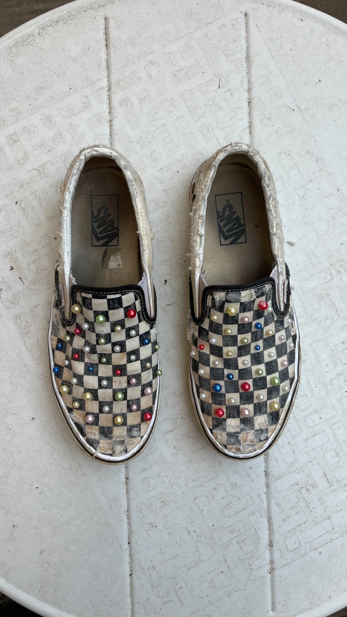 Vans a scacchi — Applicazione di perline sulla parte superiore e distressing.