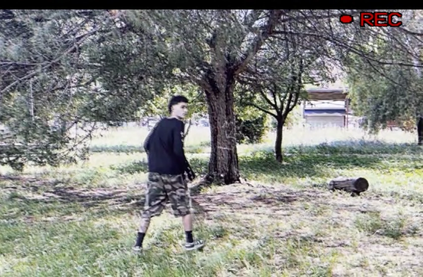 Fotogramma del fashion film MID20S — camminata tra gli alberi