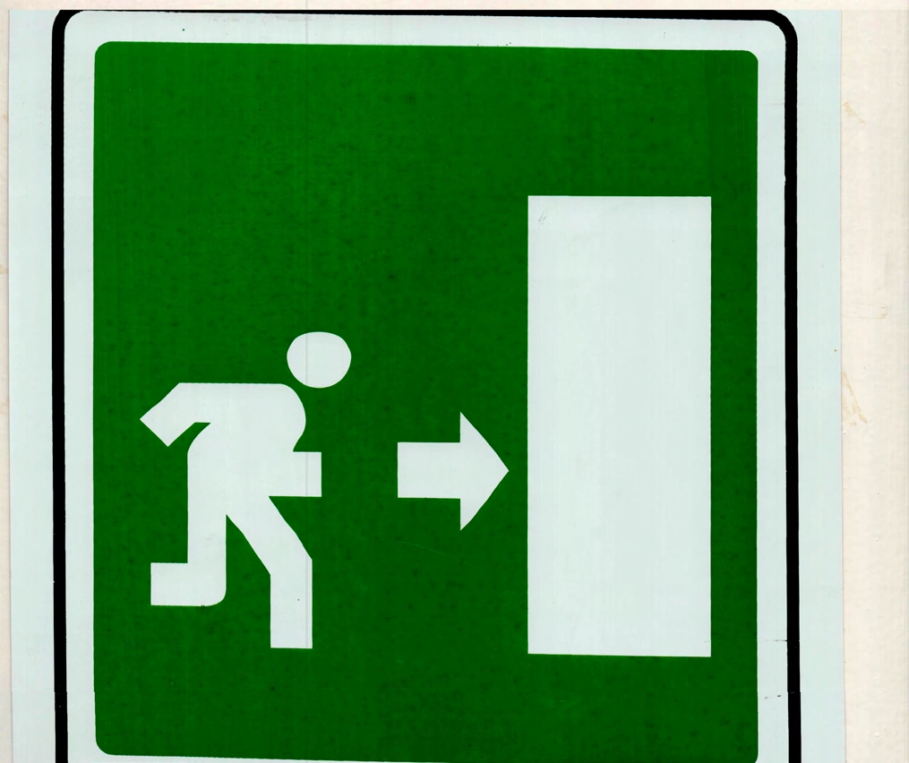 01 / Scansione originale — Segnaletica di uscita raccolta nello spazio urbano.